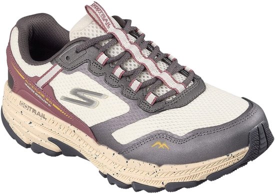 Zijwaarts profiel van een naturel Skechers trailschoen met grijze, bordeauxrode en beige details.
