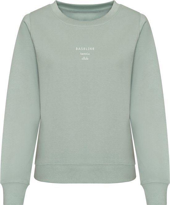 Groene trui met kleine witte 'Baseline Tennis Club' opdruk op de borst.
