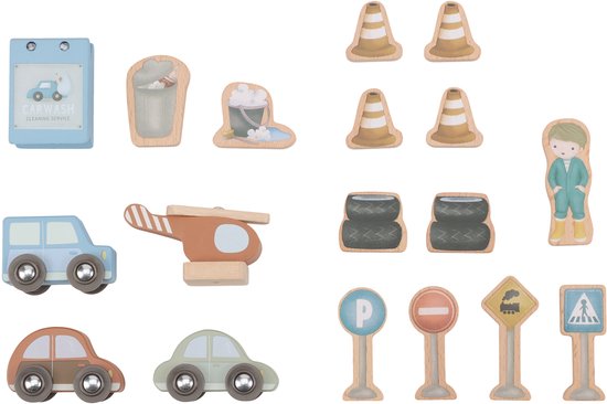 Set met houten speelgoed: auto's, helikopter, kegels, banden, poppetje en verkeersborden.