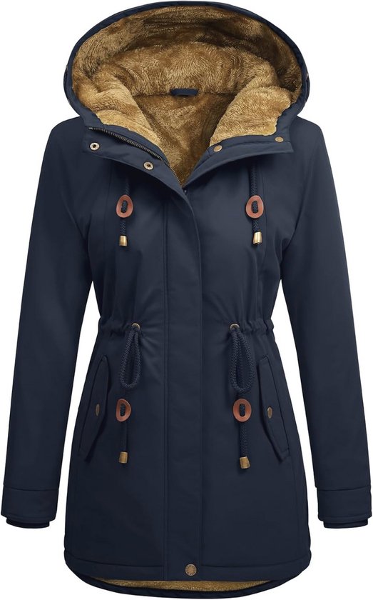 Marineblauwe winterjas met capuchon, bruine fleecevoering en houten knoopaccenten.