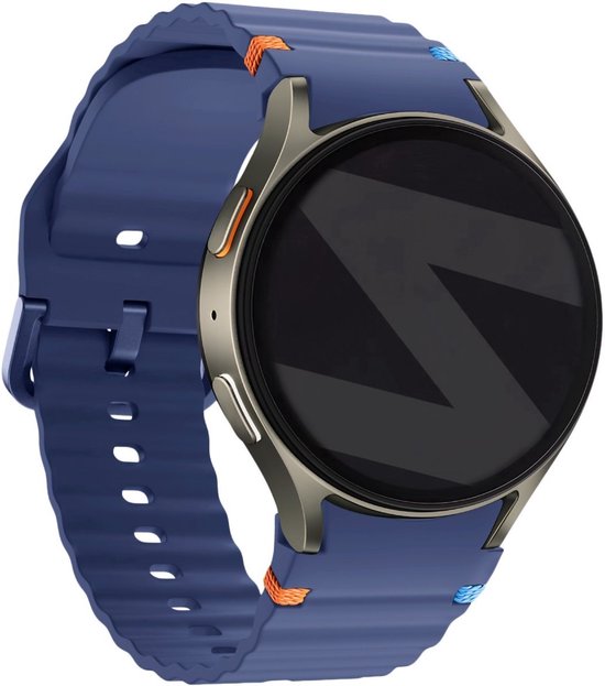 Donkerblauw siliconen smartwatchbandje met oranje en blauwe accenten om een smartwatch met een donker wijzerplaat.