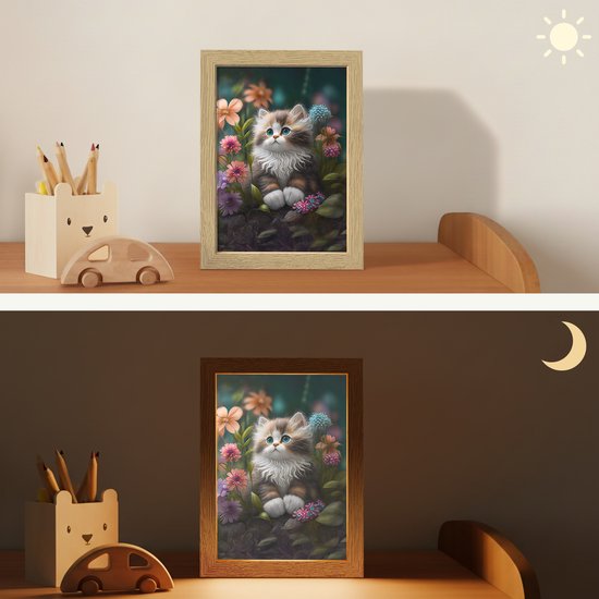 Nachtlampje 15x20 cm - Kinder lampje - Kitten - Illustratie - Bloemen - Natuur - Kat - Tafellamp kinderkamer - Slaapkamer lamp - Bedlamp kinderen - Kinderlampje stopcontact - Wandlamp babykamer - Nachtlampjes van OnlyWow — afbeelding 4