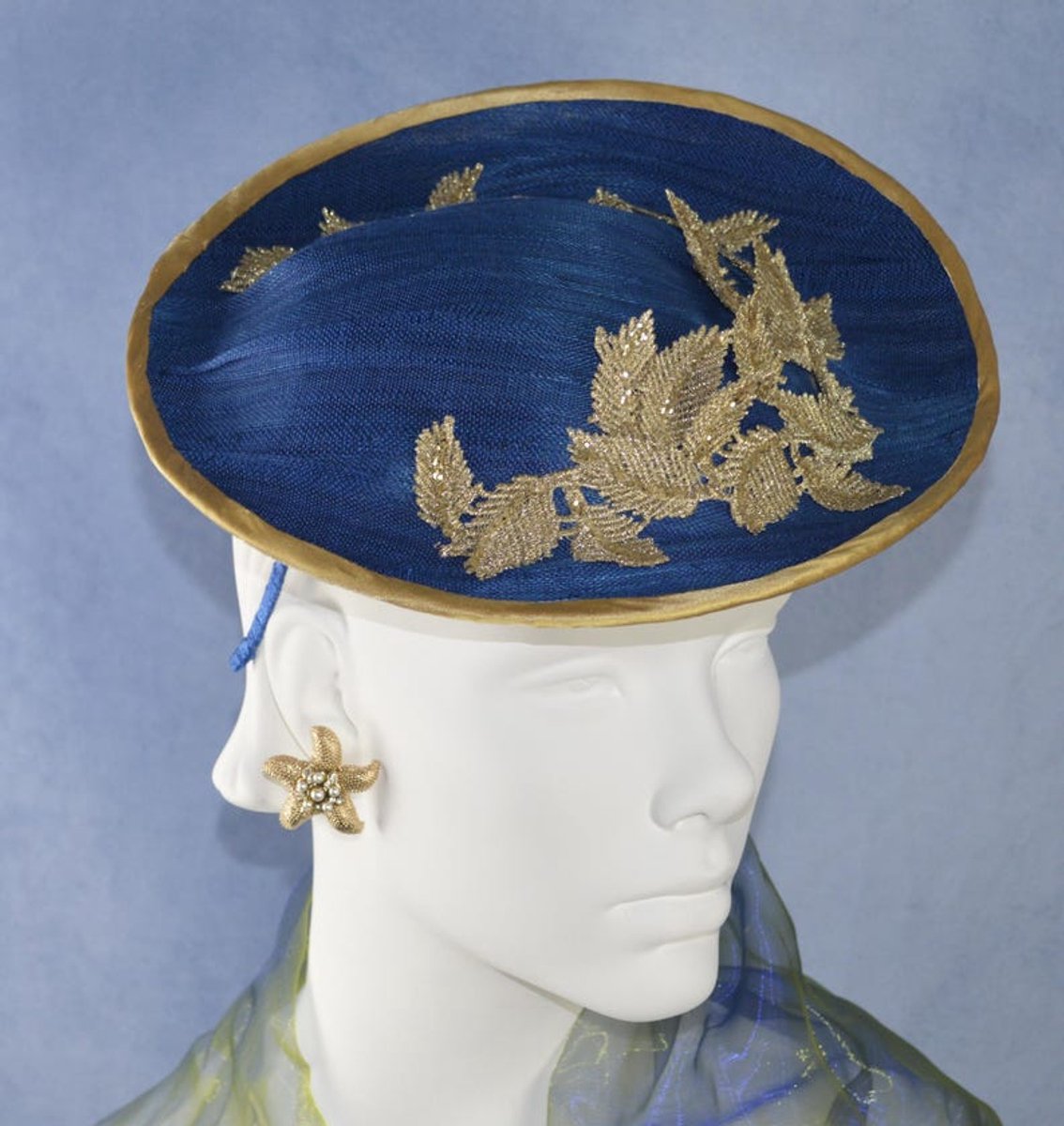 Creaciones Hoeden Collectie – Fascinator – Abaca-zijde blauw – Goudkleurige bladeren – Universele maat – Handgemaakt en Uniek