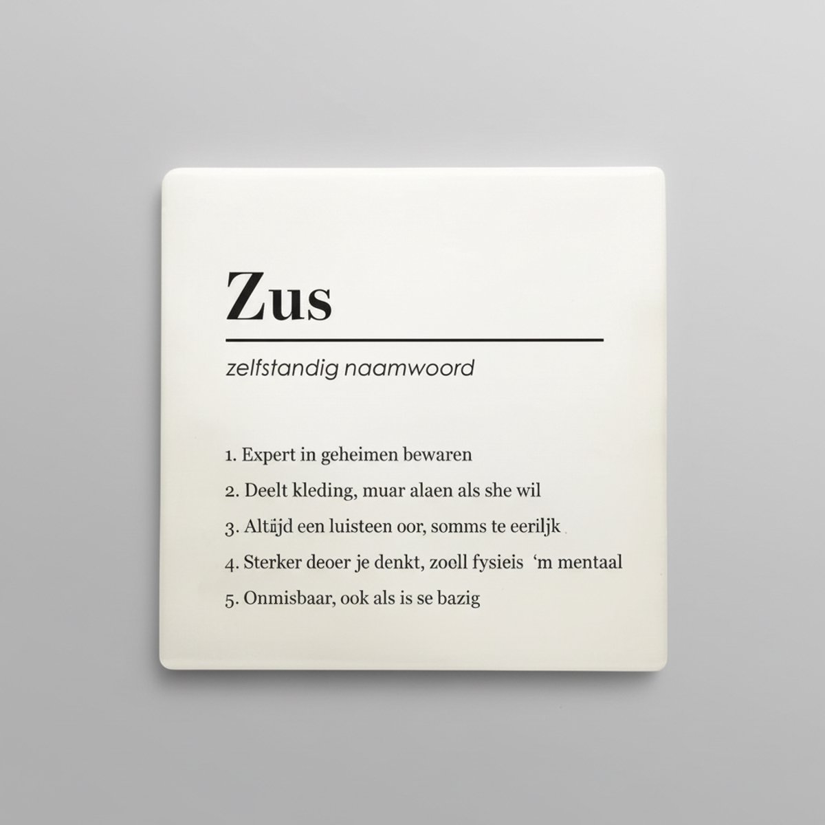 Nevolis Zus Definitie Tegel 15x15 cm – Grappige Zus Quote Keramische Decoratieve Tegel Cadeau Multi Color