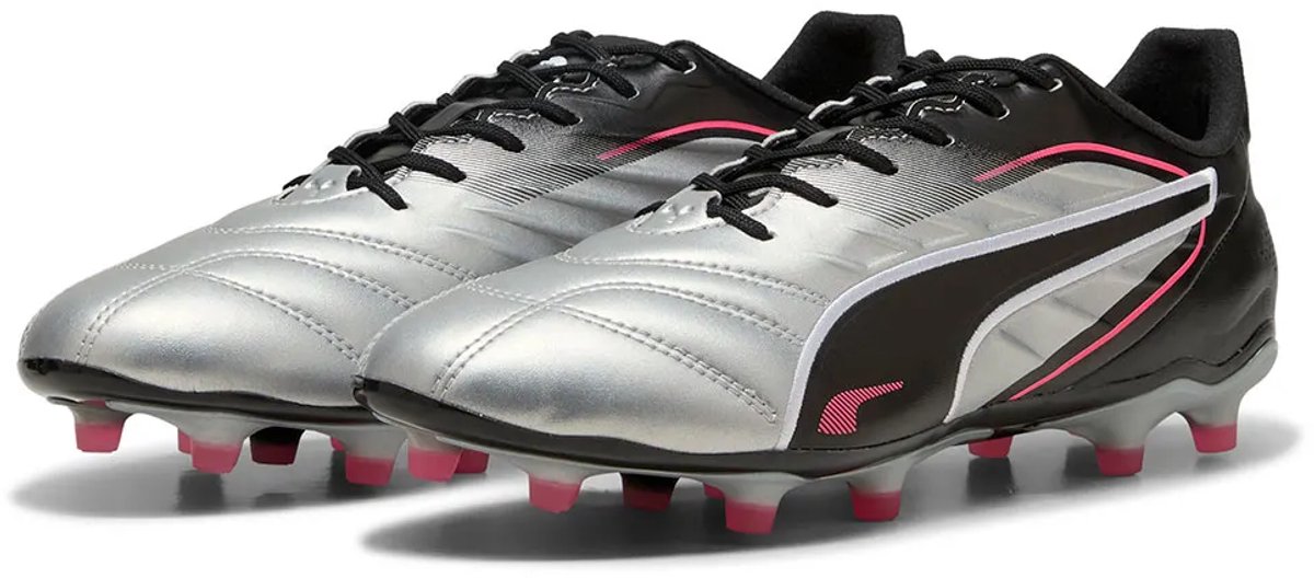 Puma King Pro FG/AG voetbalschoenen voor dames in zilver, met TPU-buitenzool en K-BETTER-bovenwerk.