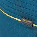Close-up van blauw Hedgren rugzakmateriaal met gele bies en logo.