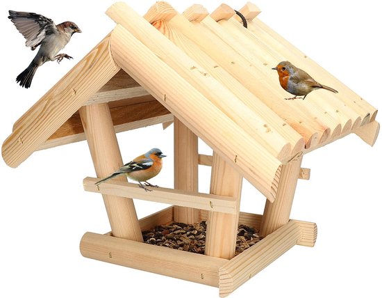Houten vogelvoederhuisje met een rieten dak, bezet met drie vogels.