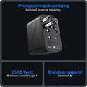 Zwarte reisstekker met overspanningsbeveiliging en twee 10A zekeringen. Maximaal 2500 Watt.