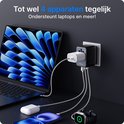 Een laptop, smartphone, smartwatch en oplaaddoosje aangesloten op een Voomy reisstekker, die in een wandcontactdoos is geplaatst. Tot 4 apparaten tegelijk.