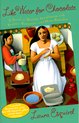 Boekomslag van 'Like Water for Chocolate' met een illustration van twee Mexicaanse vrouwen die aan het koken zijn.