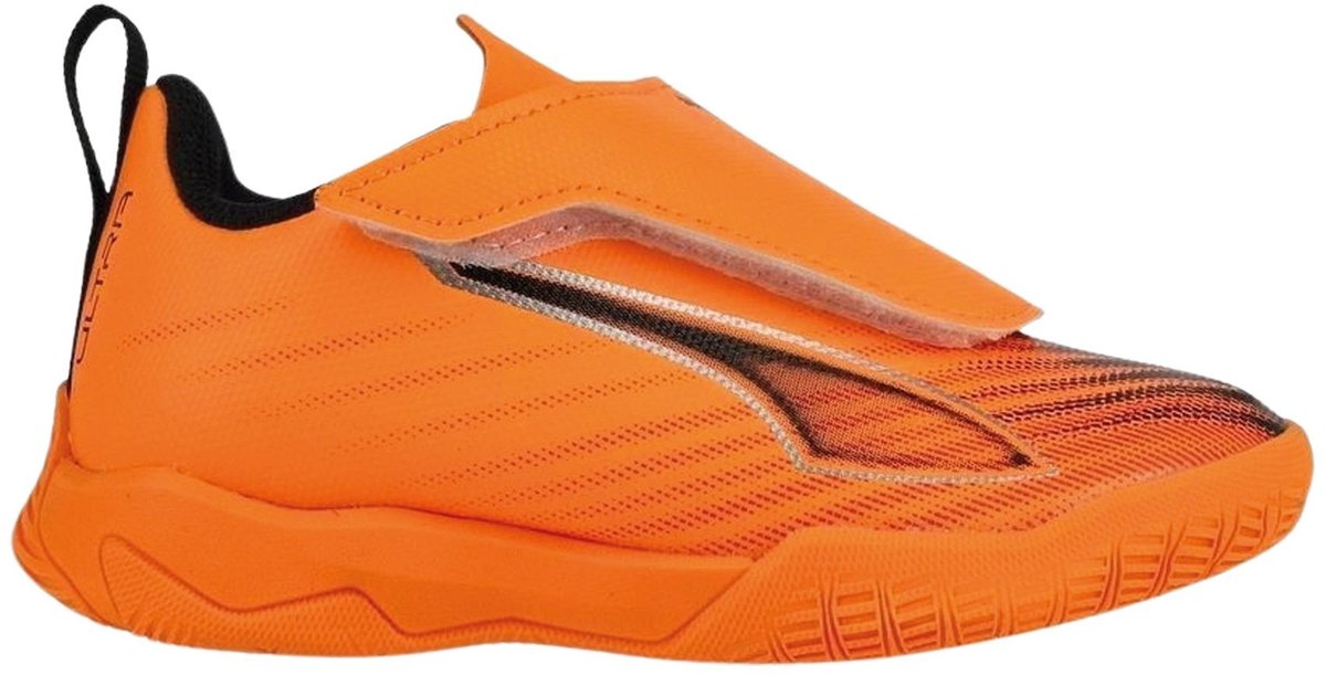 Oranje Puma Ultra 6 Play V IT Zaalvoetbalschoenen voor junioren met klittenbandsluiting en flexibele rubberen zool.