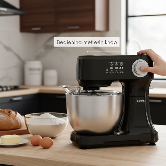 Zwarte keukenmachine met RVS kom. Vrouw bedient "bediening met één knop".