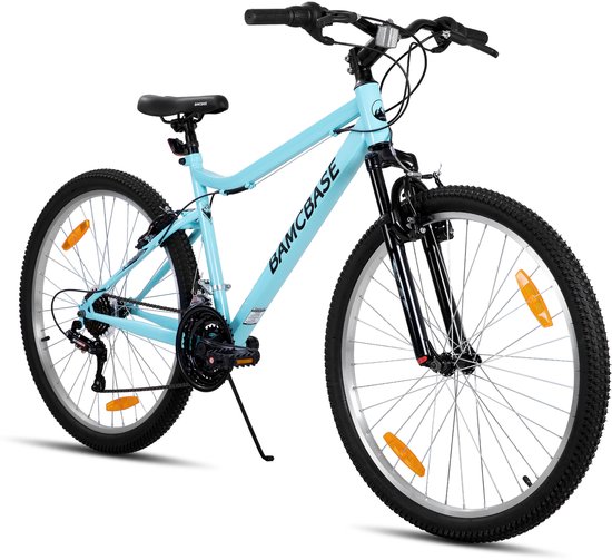 Lichtblauwe mountainbike met een zwart zadel, zwarte voorvork en zwarte banden met oranje reflectoren.