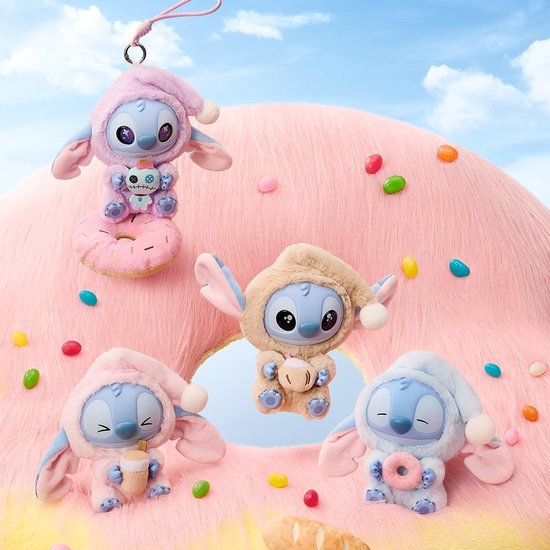 Vier Stitch pluche speelgoedjes in roze, lichtbruine en lichtblauwe slaapmutsjes, met snacks en donuts.
