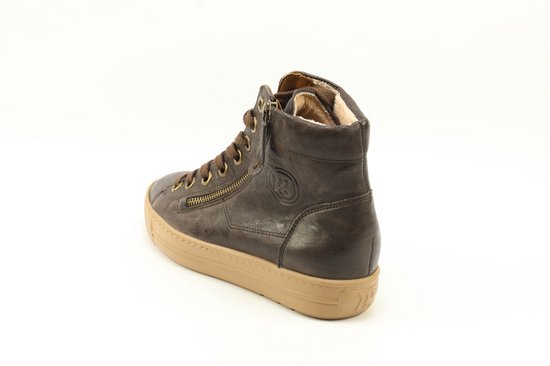 Donkerbruine leren hoge sneaker met bruine veters, rits aan de zijkant en beige zool.