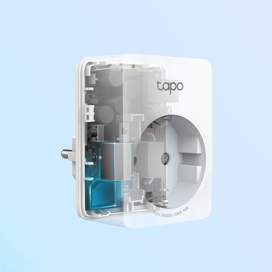 Een doorsnede van een witte Tapo slimme stekker die de interne technologie toont.