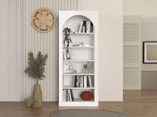 Witte boekenkast met ronde boog, gevuld met boeken en planten, in een kamer met gestreepte muur.
