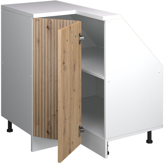 Een witte hoekkast met de deur van verticale houten lamellen open, met zicht op twee witte legplanken.