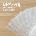 Een waaier van BPA-vrije vacuümzakken op een houten achtergrond.