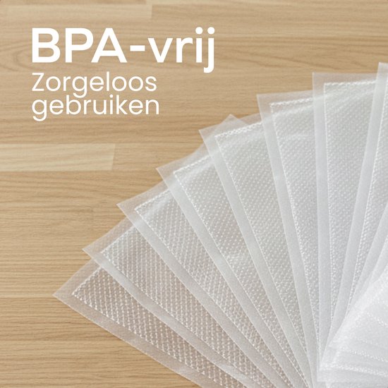 Een waaier van BPA-vrije vacuümzakken op een houten achtergrond.