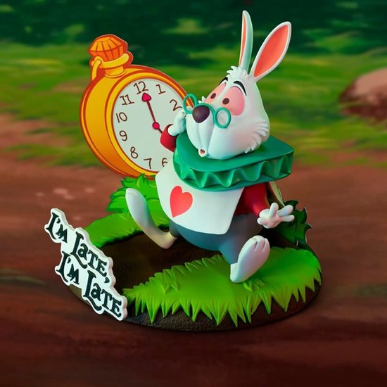 Witte konijn met bril, vest met hart, op gras naast een gele zakhorloge en bord 'I'm late, I'm late'.