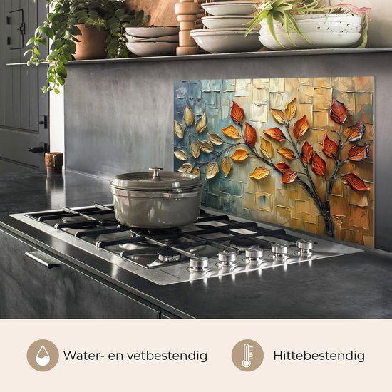 Keukenspatscherm met abstracte boom, gouden en oranje bladeren. Geplaatst boven een gasfornuis met een pan erop. Water- en vetbestendig.