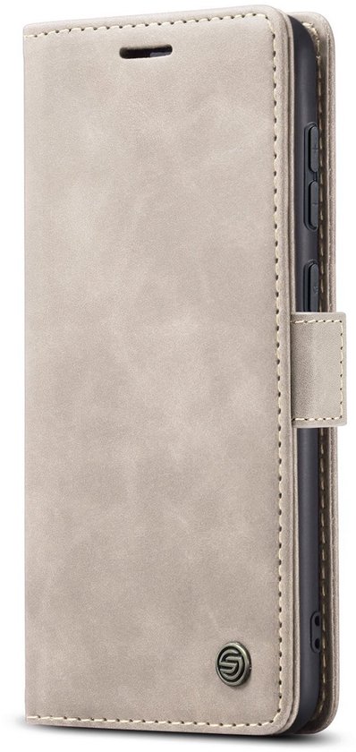 Beige kunstleren telefoonhoesje in boekstijl met stoffen sluiting en logo.