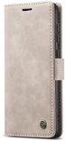 Beige kunstleren telefoonhoesje in boekstijl met stoffen sluiting en logo.