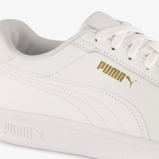 Close-up van de witte Puma Smash 3.0 L sneaker met gouden Puma-logo.