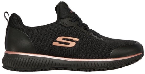 Zwarte Skechers werkschoen met roze accenten, een roze 'S' logo en veters.