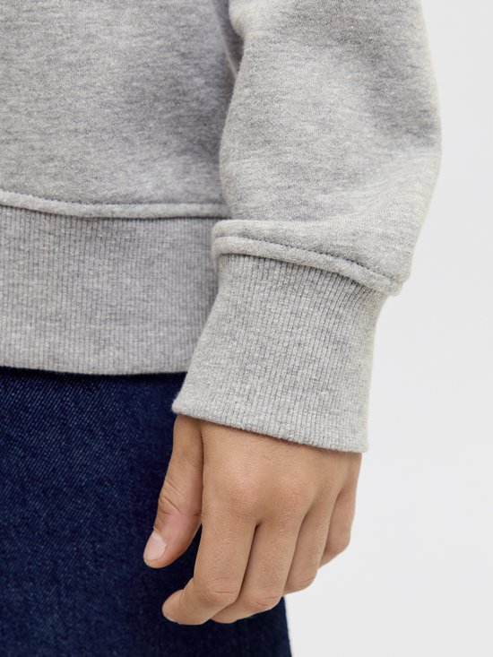 Close-up van de mouw van een grijze jongens hoodie, met gebreide zoom en manchet.
