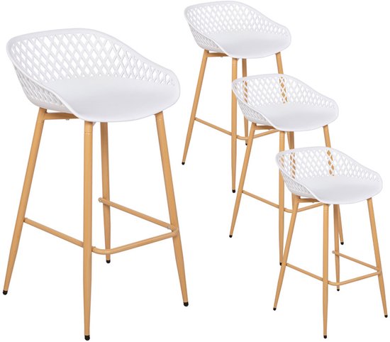 Quatre tabourets de bar blancs avec un motif en losange ajouré et des pieds en bois.