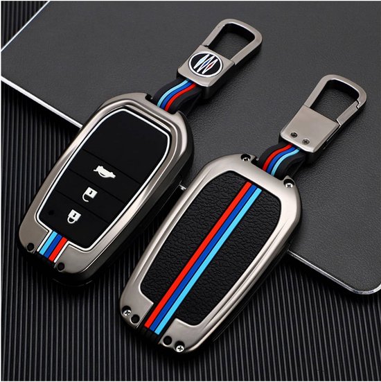 Twee grijze autosleutelcovers met tri-color strepen, knoppen en sleutelhangers.