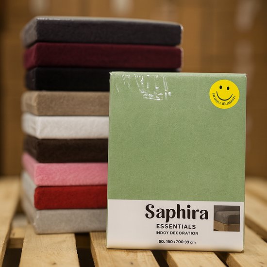 Gestapelde Saphira hoeslakens in verschillende kleuren, met een mintgroen hoeslaken op de voorgrond.