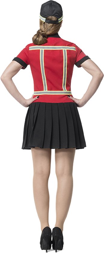 Achterkant van een vrouw in rood uniform, zwarte geplooide rok en zwarte hoge hakken.
