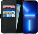 Zwarte lederen telefoonhoes opengevouwen, met plek voor pasjes en geld. Zijkant toont iPhone met blauwe abstracte achtergrond.