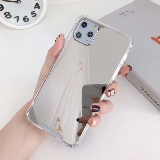 Glanzende zilveren spiegelende backcover voor iPhone, vastgehouden door een hand.