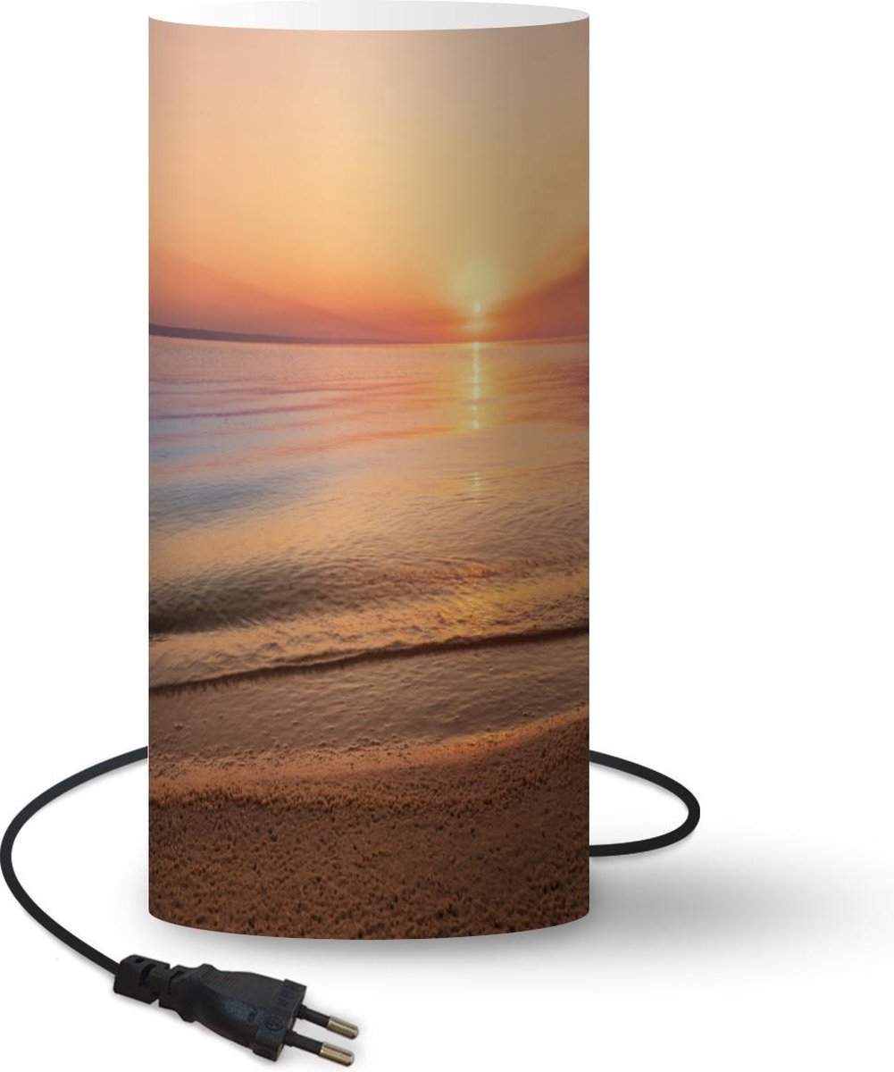 Lamp - Nachtlampje - Tafellamp slaapkamer - Strand - Zee - Roze - Zonsondergang - 33 cm hoog - Ø15.9 cm - Inclusief LED lamp
