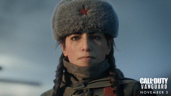 Close-up van een vrouw met een bonten Ushanka-muts met rode ster. Ze draagt een militaire jas. Call of Duty: Vanguard.
