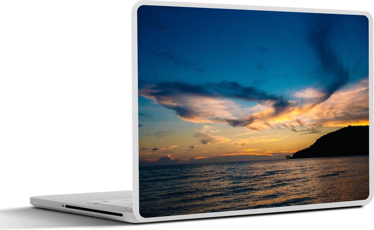 Afbeelding van product SleevesAndCases  Laptop sticker - 15.6 inch - Kleurrijke lucht boven Lazy Beach in Cambodja