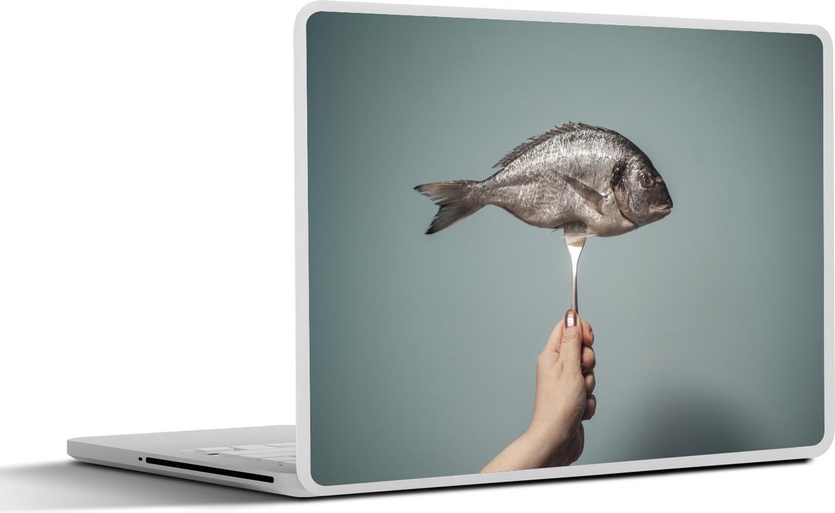 Afbeelding van product SleevesAndCases  Laptop sticker - 17.3 inch - Vis op een zilveren vork