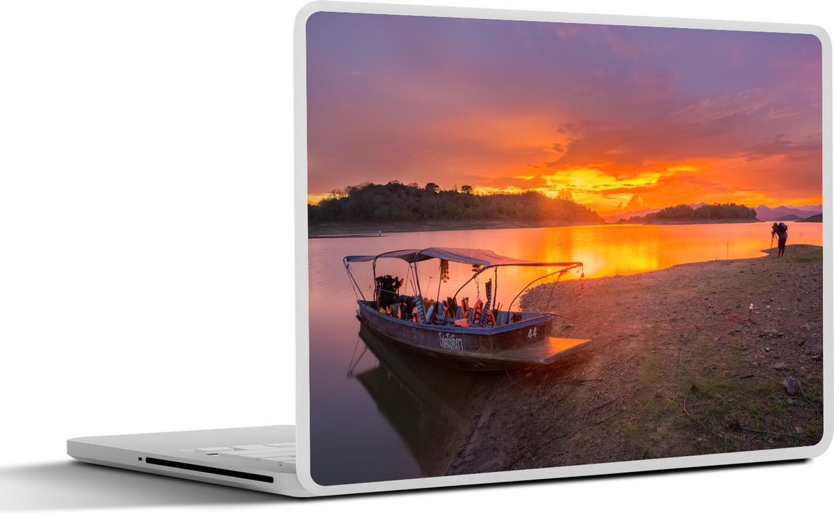 Afbeelding van product SleevesAndCases  Laptop sticker - 15.6 inch - Een kleurrijke hemel boven het nationaal park Kaeng Krachan in Thailand