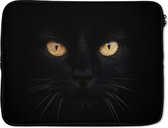 Laptophoes 15.6 inch - Close-up zwarte kat - Laptop sleeve - Binnenmaat 39,5x29,5 cm - Zwarte achterkant