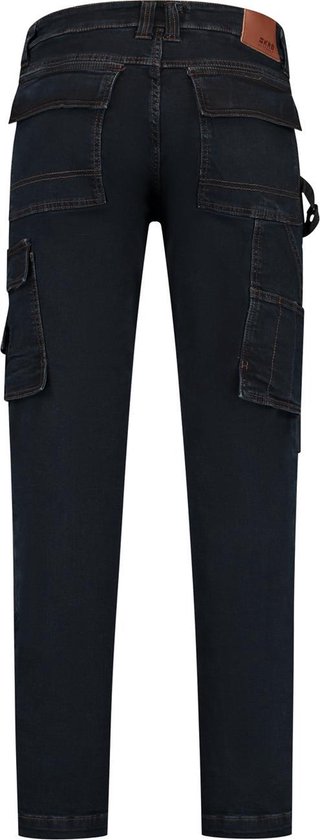 Achterkant donkerblauwe spijker werkbroek met meerdere opgestikte zakken en bruine logopatch.