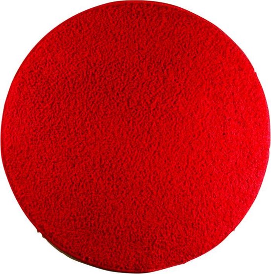 Een rond rood vloerkleed met een zachte, pluizige textuur.