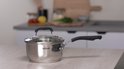 Een Tefal steelpan met glazen deksel op een tafel.