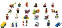 Alle 24 kleine bouwwerken en minifiguren uit de LEGO City Adventskalender, los op witte achtergrond.