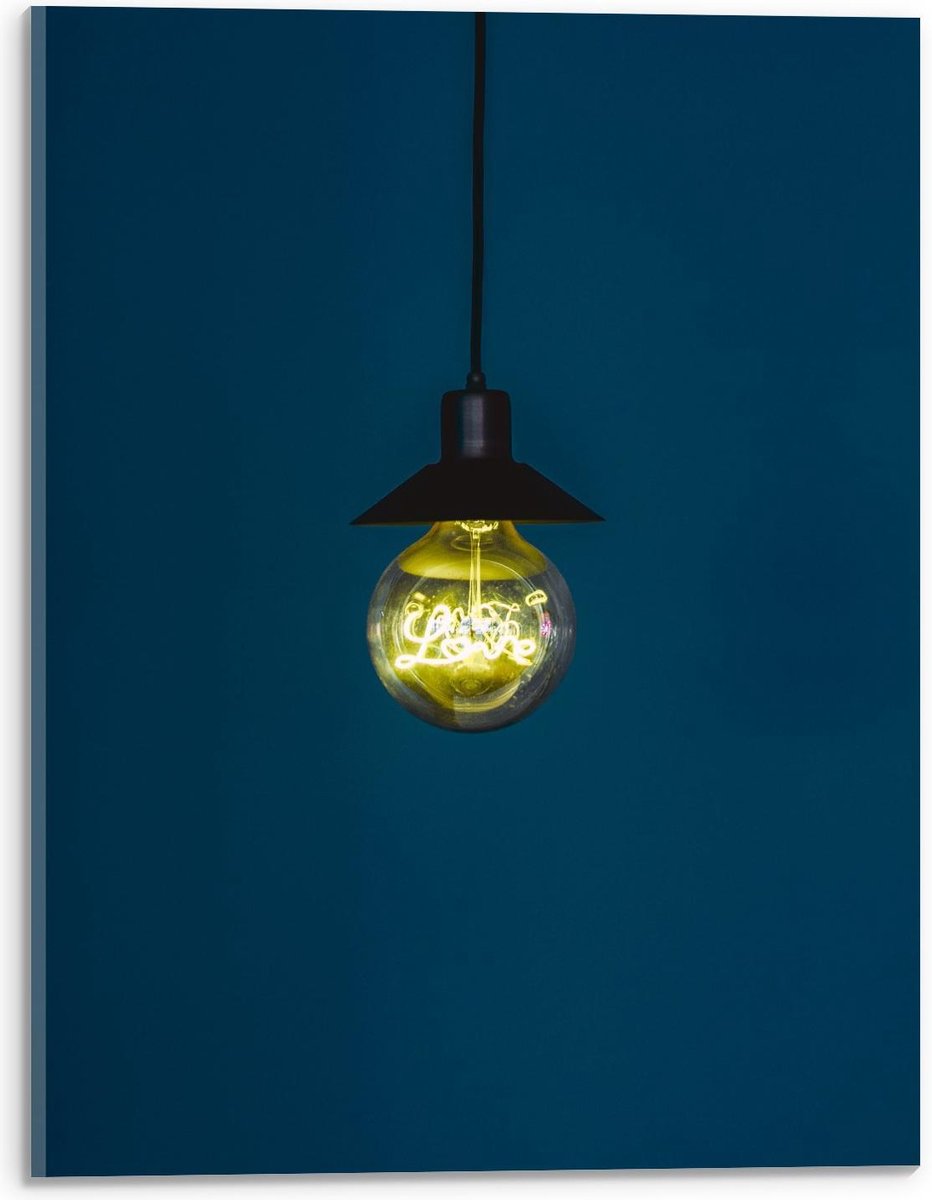Acrylglas - Gloeilamp met Blauwe Achtergrond - 30x40cm Foto op Acrylglas (Wanddecoratie op