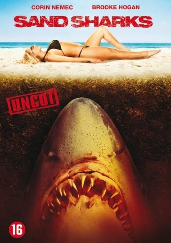 Poster van 'Sand Sharks' met Brooke Hogan in bikini op het strand en een aanvallende haai.