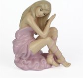 Porseleinen beeldje - Zittende danseres - Geverd sculptuur - 13 cm hoog